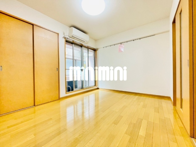 居室・リビング　二面採光　６帖の居室！