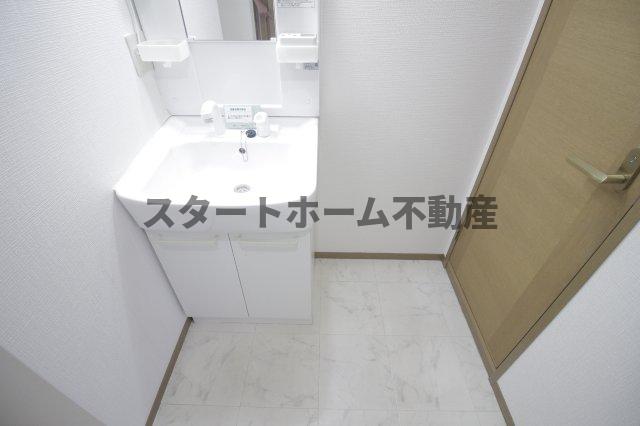 洗面設備　ゆったりとスペースのある洗面所