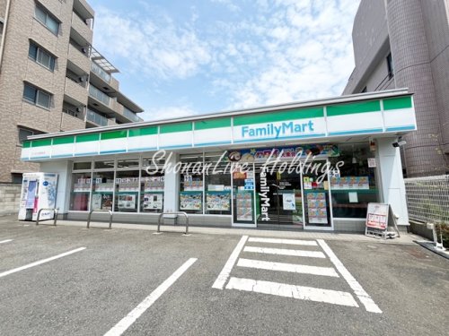 コンビニ　ファミリーマート　三ッ沢上町駅前店（コンビニ）まで183m