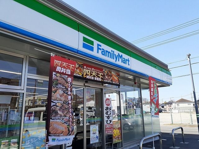 コンビニ　ファミリーマート（コンビニ）まで500m