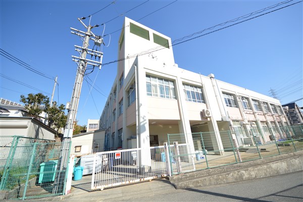小学校　神戸市立名谷小学校（小学校）まで321m