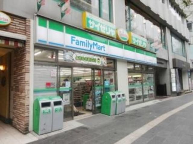コンビニ　ファミリーマート（コンビニ）まで196m