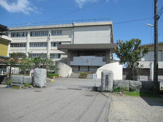 中学校　高岡市立南星中学校（中学校）まで900m
