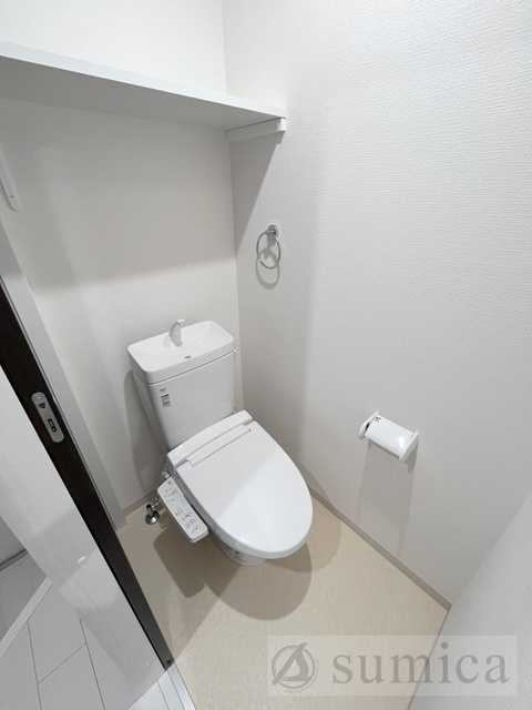 トイレ　人気アイテムの温水洗浄便座。清潔感のあるトイレです。