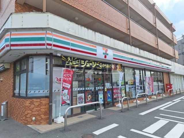 コンビニ　セブン-イレブン 日野三沢店（コンビニ）まで555m