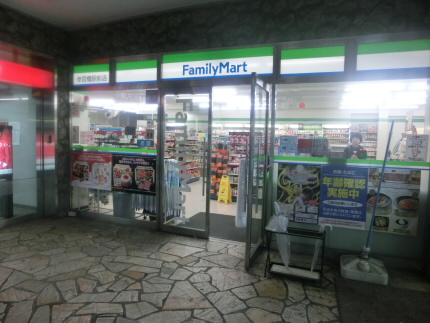 コンビニ　ファミリーマート 参宮橋駅前店（コンビニ）まで319m