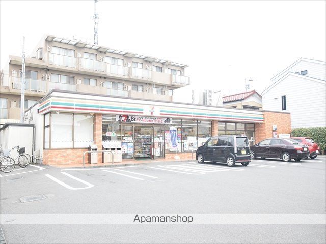 コンビニ　セブンイレブン（コンビニ）まで556m