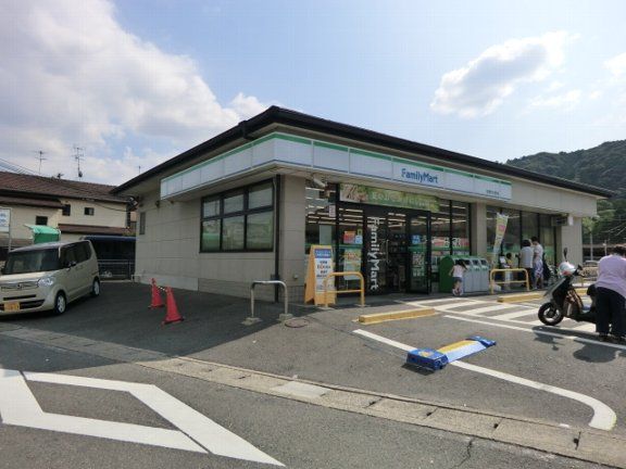 コンビニ　ファミリーマート松尾大社前店（コンビニ）まで682m