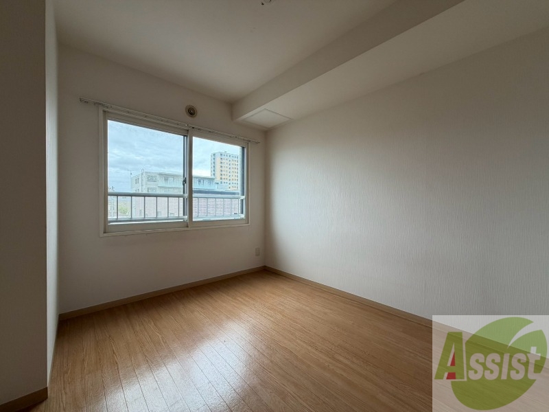 その他部屋・スペース　こちらのお部屋は光が差し込む、温かみのあるお部屋です。