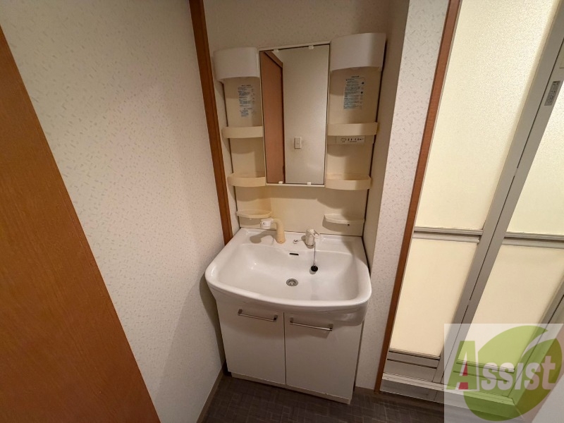 洗面設備　独立洗面台です。大きくてよいですね。シャンプーもできます！