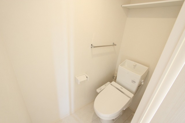 トイレ　温水シャワー付きトイレです