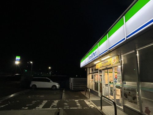 コンビニ　ファミリーマート 西条加茂川店（コンビニ）まで877m