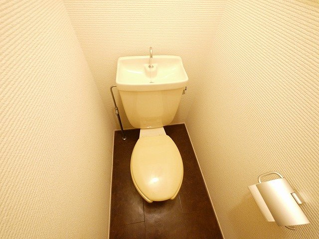 トイレ　落ち着いた色調のトイレです