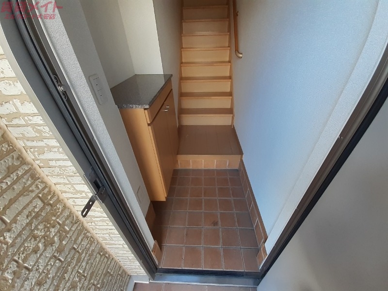 玄関　同物件別室反転タイプ画像