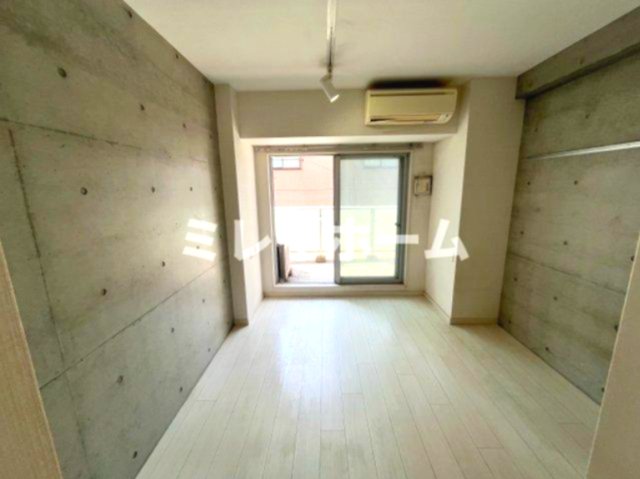 居室・リビング　同建物内別のお部屋の参考写真になります。
