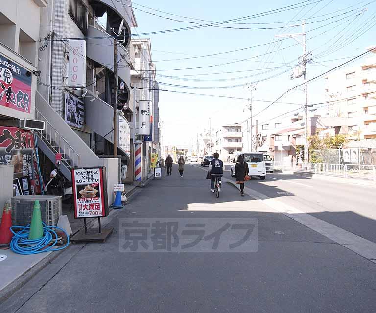 その他　建物前面の道路です。