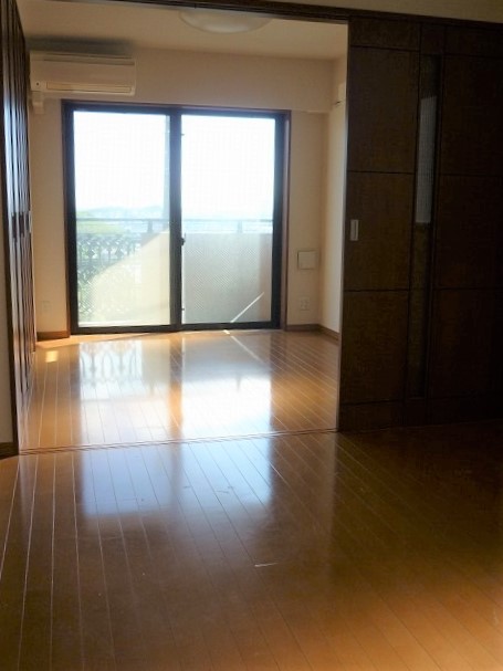 その他部屋・スペース　落ち着いた色の床材を使用したお部屋です。