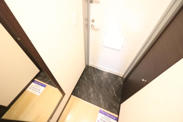 玄関　女性には嬉しい大型シューズボックス・外出前に姿見でチェック