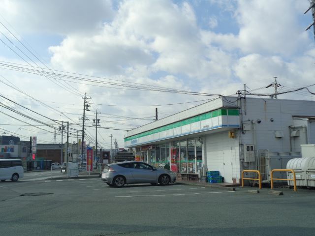 コンビニ　ファミリーマート（コンビニ）まで480m