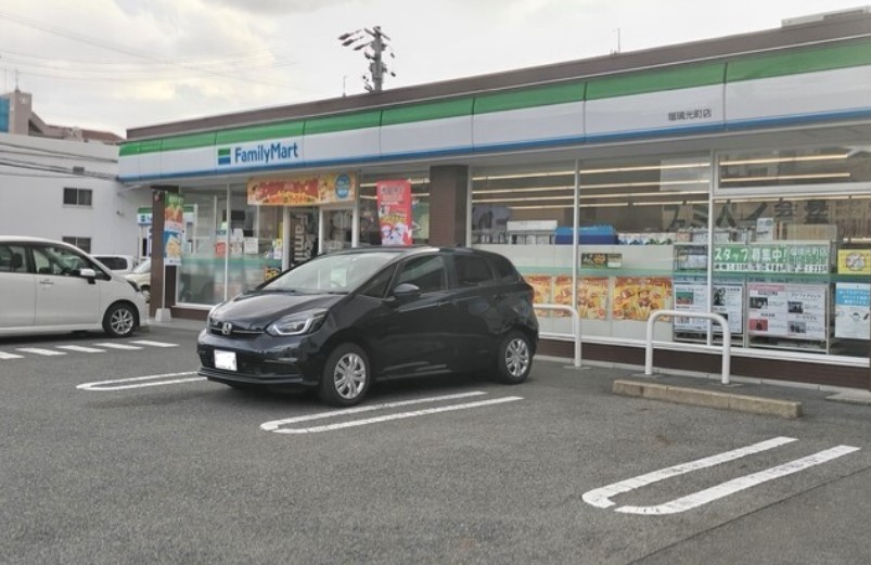 コンビニ　ファミリーマート 瑠璃光町店（コンビニ）まで876m