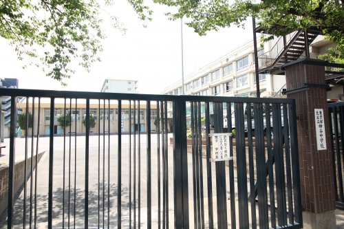 中学校　北区立神谷中学校（中学校）まで496m
