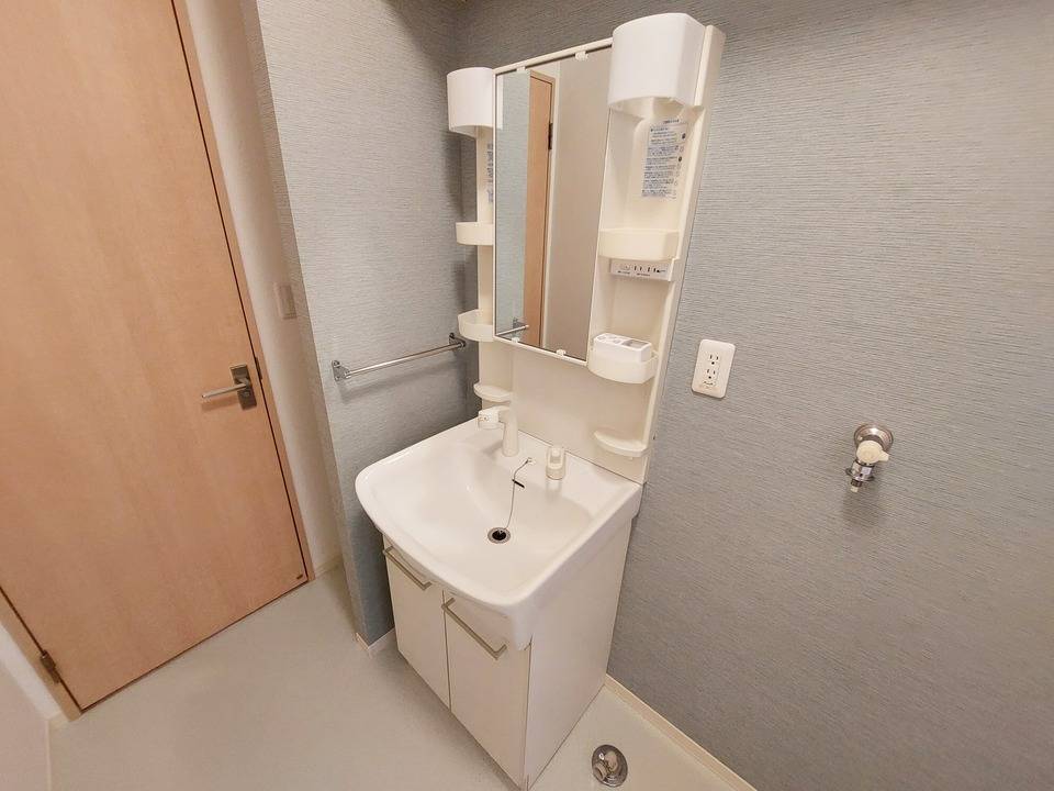 洗面設備　シャワー付洗面化粧台