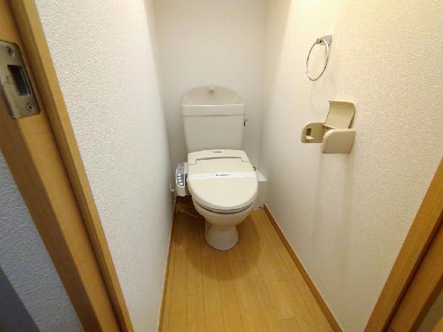 トイレ　温水洗浄便座付きです