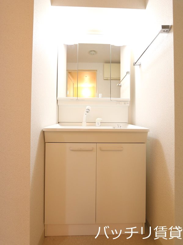 洗面設備　画像は別号室イメージの為、現況を優先いたします。