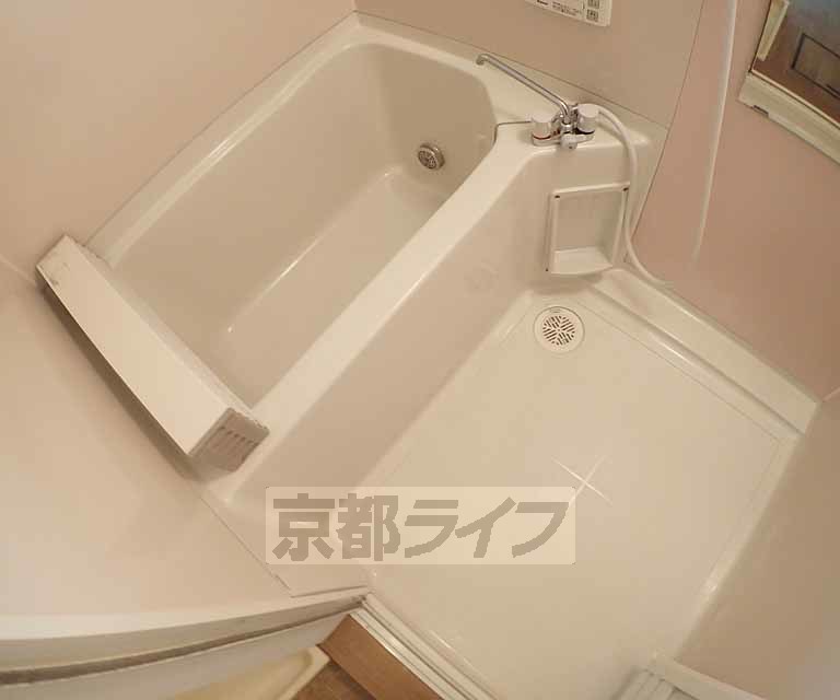 バス・シャワールーム　清潔感のあるバスルームです。