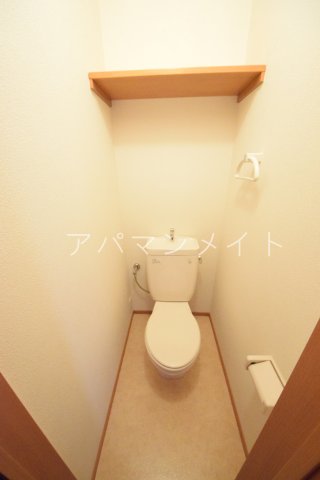 トイレ　落ち着いた色調のトイレです