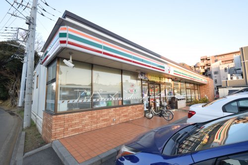 コンビニ　セブンイレブン横浜泉区役所前店（コンビニ）まで298m