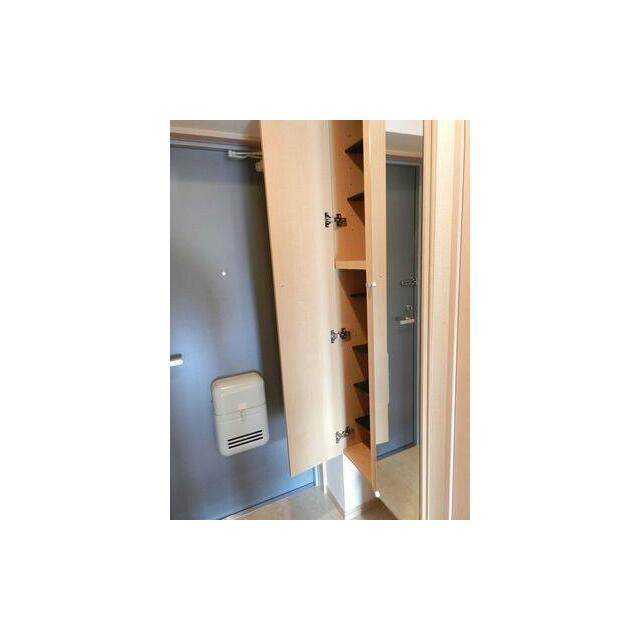 玄関　玄関には鏡付シューズボックス