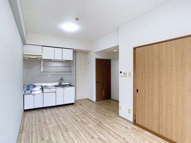 居室・リビング　掲載写真は空室の別部屋を掲載しております。実際のお部屋と仕様