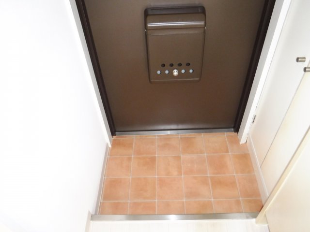 玄関　他のお部屋の参考写真となります。
