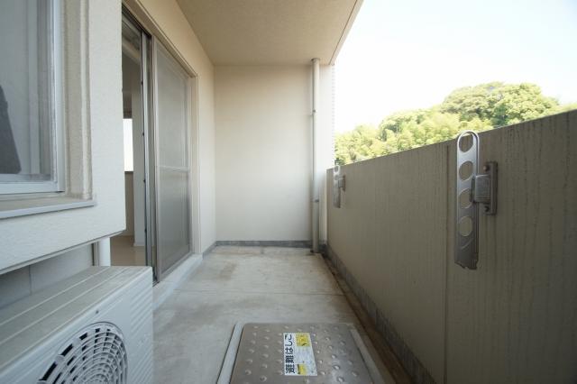 バルコニー　外からの目が気にならないバルコニーで洗濯物が干せます