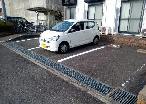 【レオパレスボヌールの駐車場】