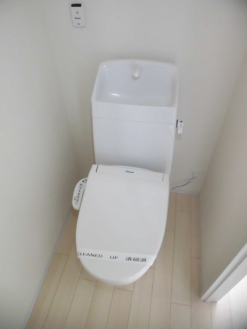 トイレ　温水洗浄便座機能付。上部に収納棚もあります