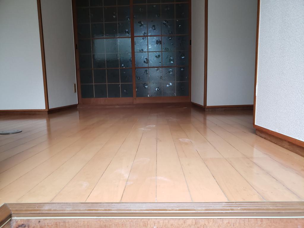 西村アパートの居間写真