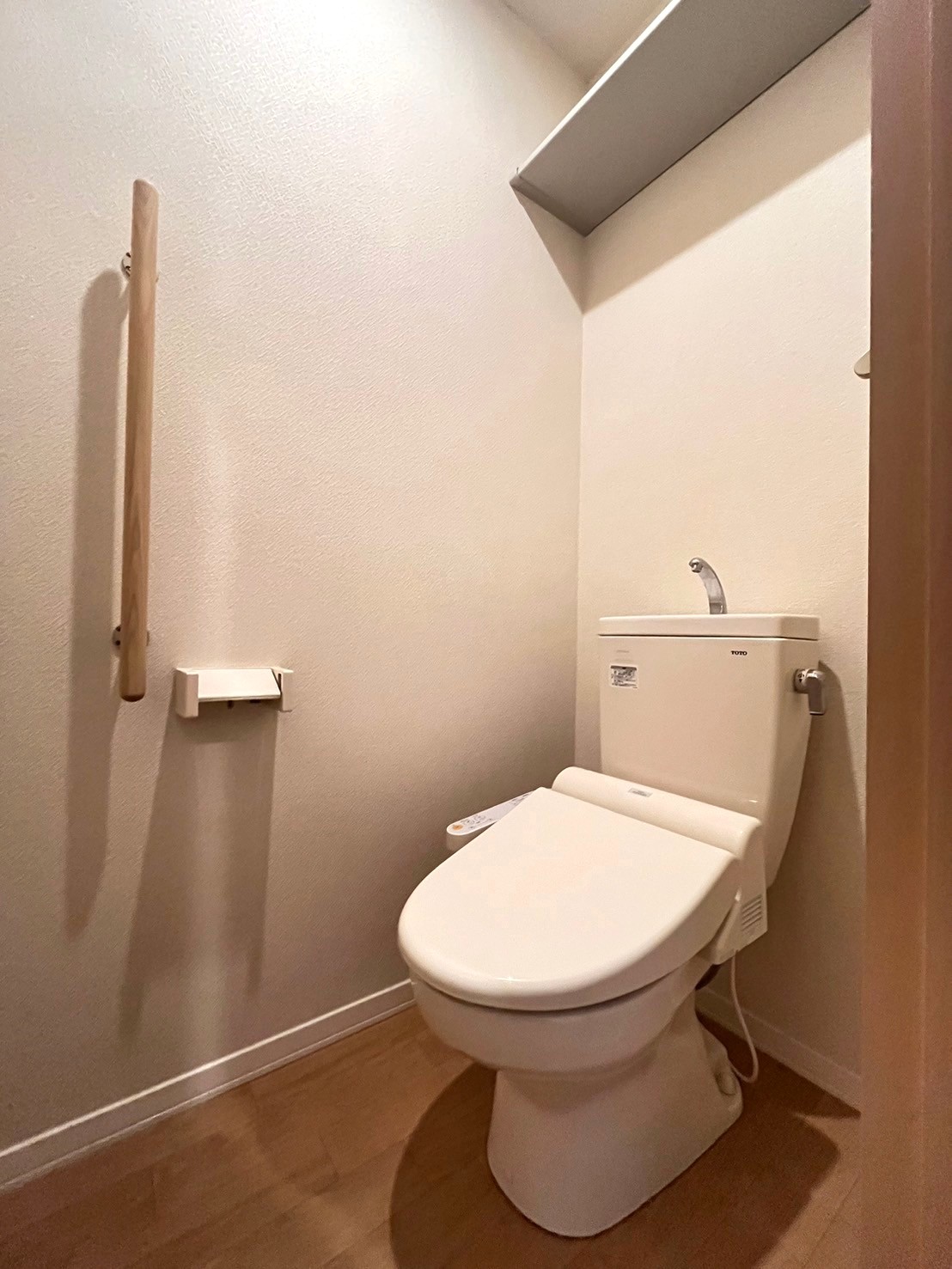 トイレ　温水洗浄便座、上部に便利な棚付き♪
