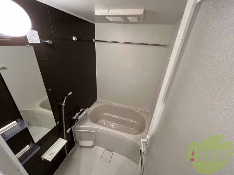 バス・シャワールーム　広い浴槽スペースに小物を置ける棚があるのは良さそうですね。