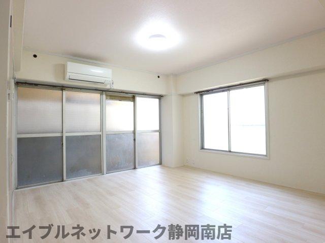 居室・リビング　こちらの居間で趣味の時間をお楽しみください