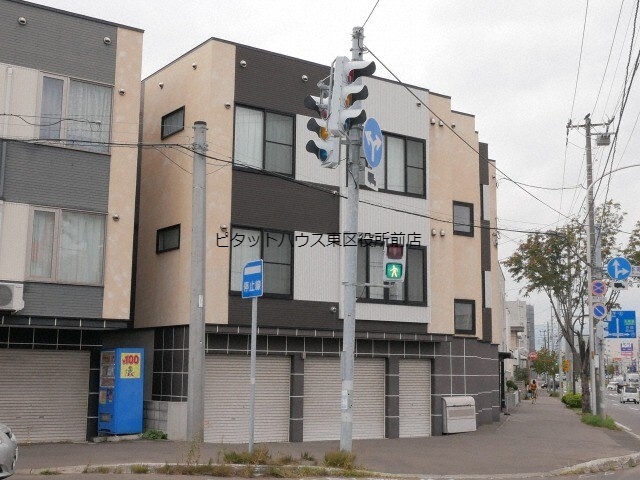 札幌市東区本町二条のアパートの建物外観