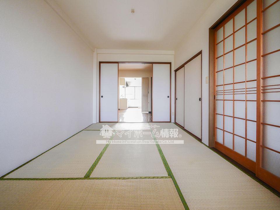 居室・リビング　11帖のリビングから和室の襖を開けて開放的に☆