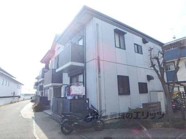 京都市山科区椥辻池尻町のアパートの建物外観
