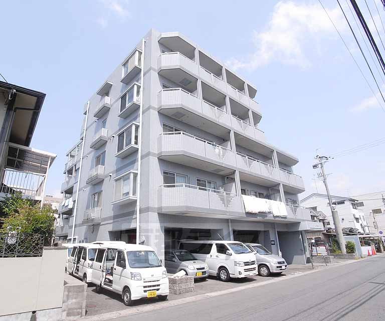 京都市伏見区下鳥羽上三栖町のマンションの建物外観