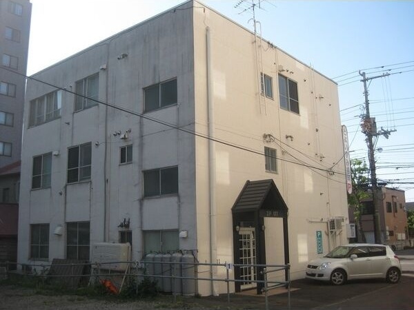 札幌市中央区南十七条西のアパートの建物外観