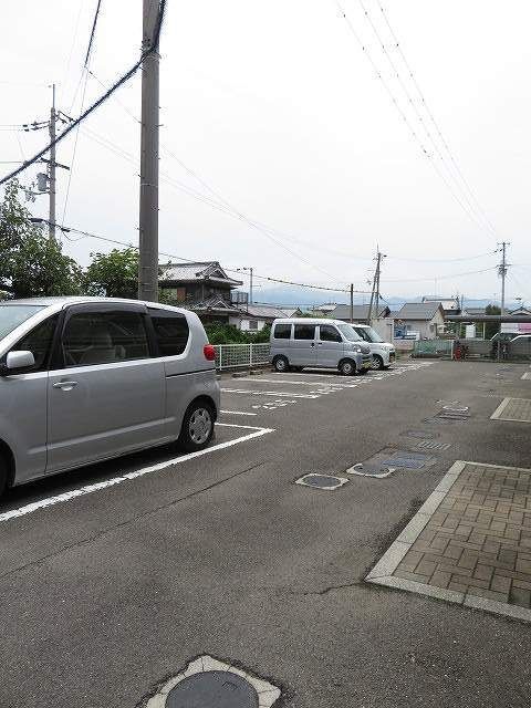 プレッソ新川の駐車場