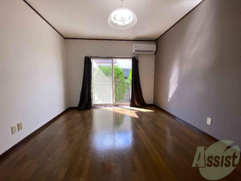 居室・リビング　リビングはこんな感じです。窓が大きくて良く陽が入ってきます。