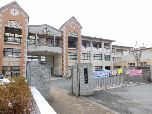 【ファミール西京 　Ａ棟の小学校】