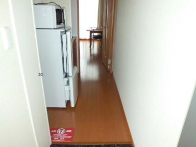 玄関　通路の奥に居室が見えます。